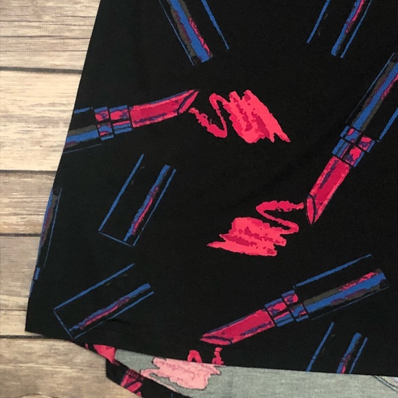 ♦️2/$30 Lipstick LuLaRoe Classic T - Picture 3 of 8